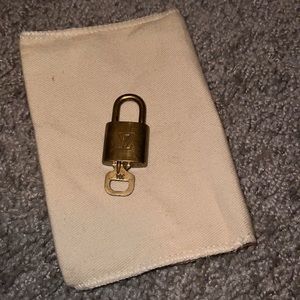 💯 Auth Louis Vuitton padlock #301